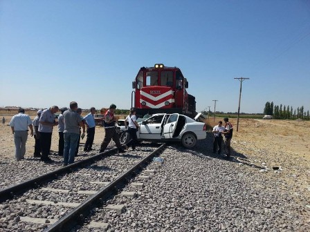 Yük treni otomobile çarptı: 2 ölü , 1 yaralı