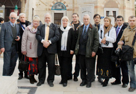 Her taraftan Mevlana'ya akın var