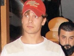 Çağatay Ulusoy'un şapkasız gezmesi yasak