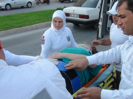 Otomobil evin bahçesine uçtu: 4 yaralı