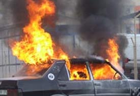 Yanan aracı polis memuru söndürdü