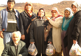 AK Parti’li kadınlar köylülerle