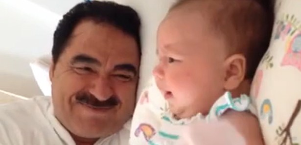 Tatlıses, ağlayan kızını türkü ile susturdu TIKLA İZLE