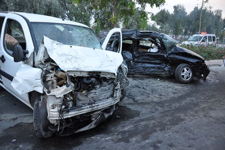 Konya'da otomobil ile kamyonet çarpıştı: 1 ölü, 4 yaralı