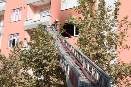Apartmanda çıkan yangın korkuttu