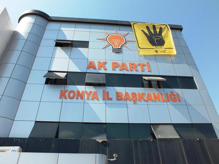 Ak Parti Konya İl Başkanlığı binasına “Rabia” pankartı asıldı