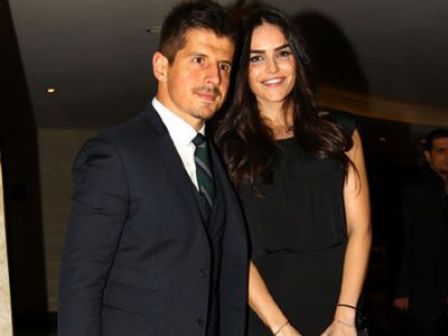 Belözoğlu'ndan Eşine Jest