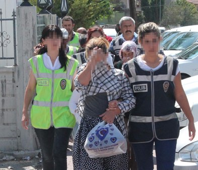 Ağabey oyaladı, kardeşi çaldı