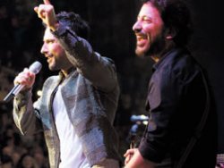 Tarkan engelliler için ağladı