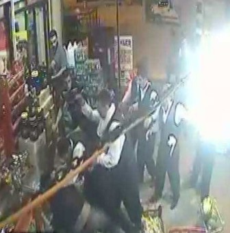 Camiden gelen seslerden rahatsız olan vatandaşlarla cemaatin kavgası kameralara yansıdı