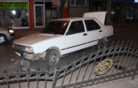 Dur ihtarına uymayan alkollü sürücü kaza yaptı