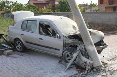 Direğe çarpan otomobil alev aldı