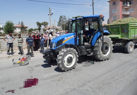 Traktörün altında kalan çocuk öldü