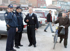 Korsan CD'ciler polisi bıçakladı