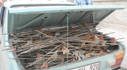 Hırsızlar, otomobile 500 kilo demir yükleyince kaçamadı