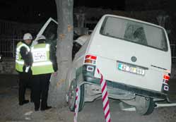 Minibüs ağaca çarptı: 4 yaralı