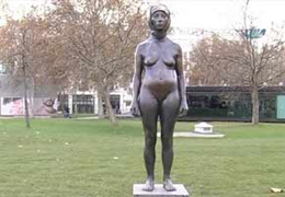 Başı kapalı çıplak heykeli savundu