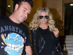 Sinirli Hadise gazetecilere çattı