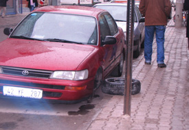 Araçların lastiklerini kestiler