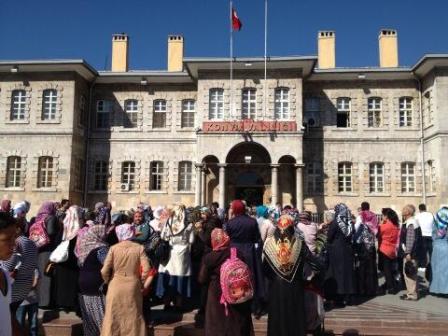 Veliler Valilik önünde eylem yaptı