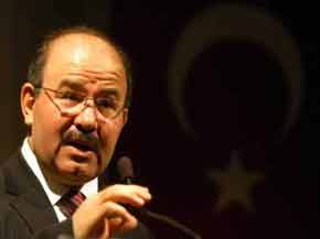 Bakan Çelik'e Ayakkabılı Saldırı