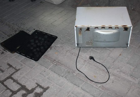 Fırında unutulan kekler paniğe neden oldu