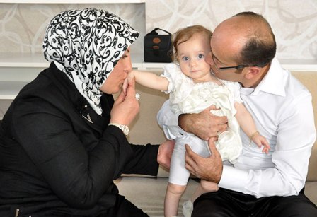 Tüp Bebek "Naz" doğum gününü doktorlarıyla kutladı
