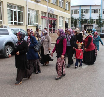 Okulu değiştirilen öğrencilerin velileri ücretsiz servis istedi