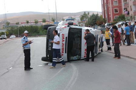 Hasta Taşıyan Ambulans Otomobille Çarpıştı: 5 Yaralı