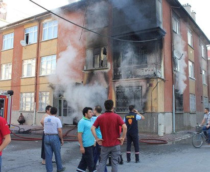 Yanan apartmandan hırsızlık yaptılar