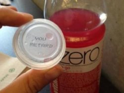 Coca Cola'nın şişe kapağında hakaret: Sen bir salaksın