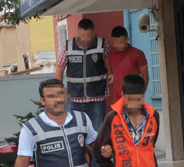 Uyuşturucuya maaşları yetmeyince, sigara içenleri gasp ettiler