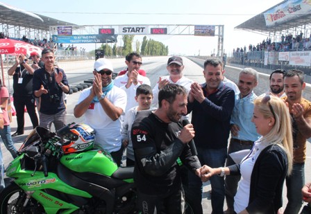 Motodrag Türkiye Şampiyonu, pistte evlenme teklifi etti