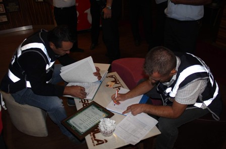 Konya'da polis ve zabıta nargile kafeleri denetledi