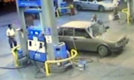 Çaldığı otomobilin yakıtı bitince itelemek zorunda kalmış