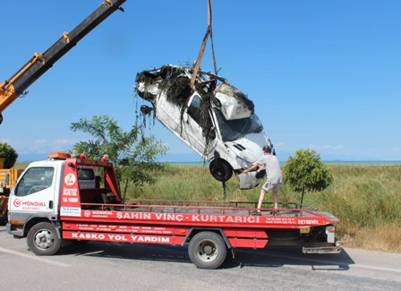 Otomobil Beyşehir Gölü’ne uçtu: 1 yaralı