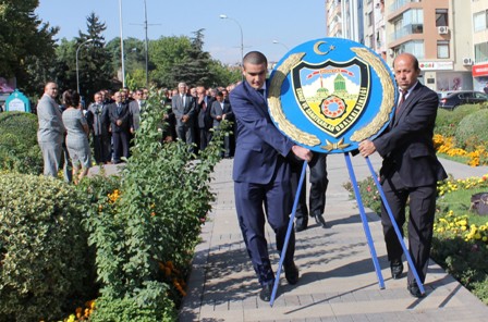 Vali Erol Yılın Ahisinin elini öptü