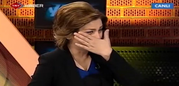 TRT sunucusu ekranda gözyaşlarına boğuldu TIKLA İZLE