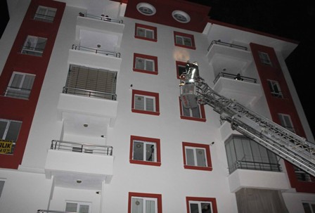 Çakmakla oyun yangın çıkardı