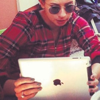 Buse Terim tek taş yüzüğünü taktı