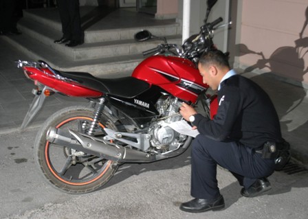 Uyuşturucu almak için motosiklet çalmışlar