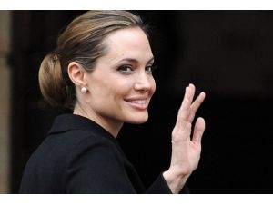 Angelina Jolie yönetmen koltuğuna oturuyor