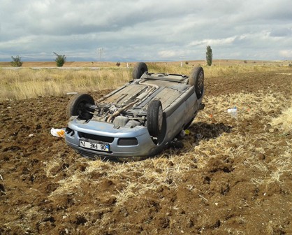 Beyşehir'de otomobil devrildi: 2 yaralı
