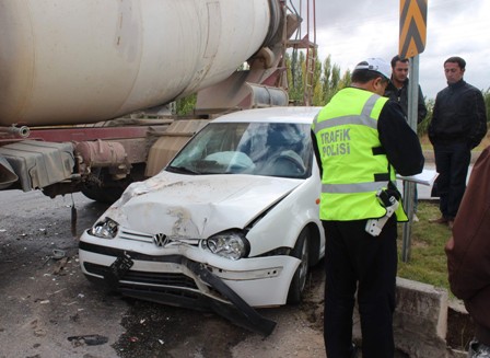 Otomobil ile beton mikseri çarpıştı: 3 yaralı