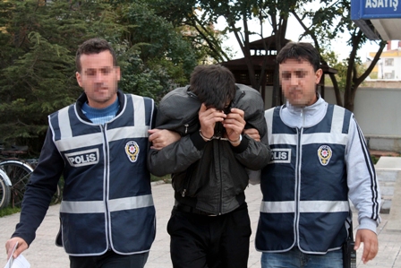 İki yaşlı kadının çantasını çalan kapkaççı yakalandı