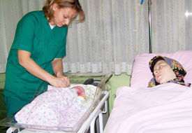 İlk bebeğin babası yoldaymış