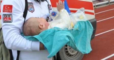 Üzerine çaydanlık devrilen 11 aylık bebek haşlandı
