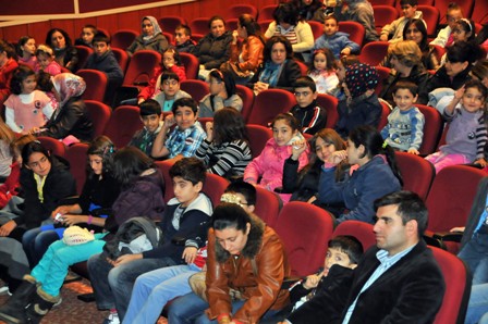 Akşehirli çocuklardan tiyatroya yoğun ilgi