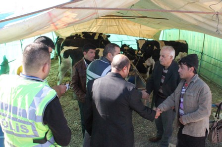 Kurban pazarlarında tatlıcı, köfteci polisler görevde