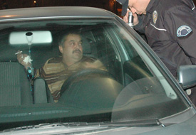 Alkollü sürücü araçta mahsur kaldı